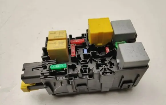 Peugeot 2008 I Fuse module 9806192580