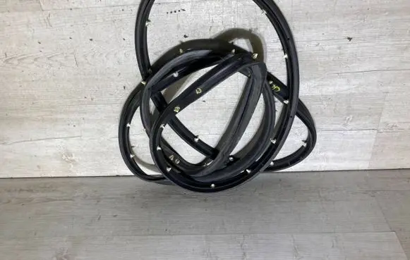 Opel Crossland X Front door rubber seal 13452149