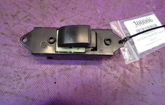 Mitsubishi Lancer VIII Quarter vent window switch MR587944