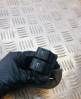 Volkswagen Touran I Electric window control switch