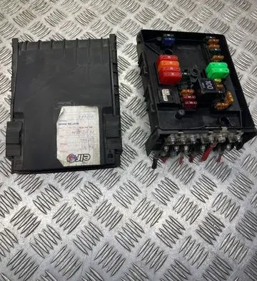 Volkswagen Touran I Fuse box set 017181281 01718130