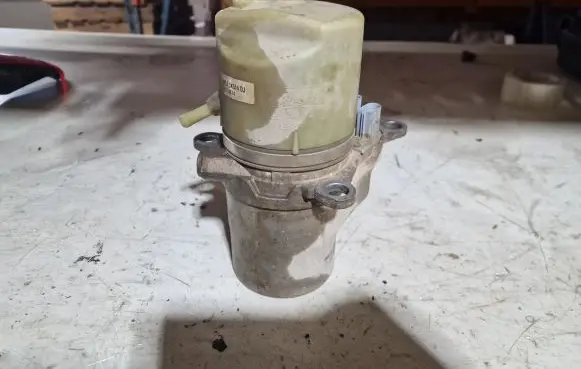 Volvo V50 Power steering pump 4N513K514DJ