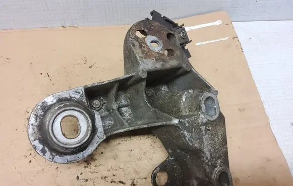Audi A4 S4 B5 8D Engine mounting bracket 8D0199352H