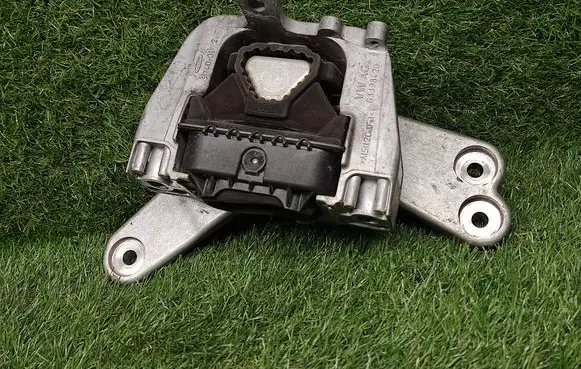Volkswagen Jetta VI Engine mount bracket 5Q0199262CM