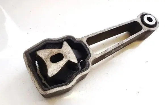Volvo V70 Engine mount bracket