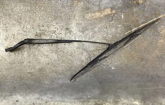 Cadillac SRX Front wiper blade arm 24023386