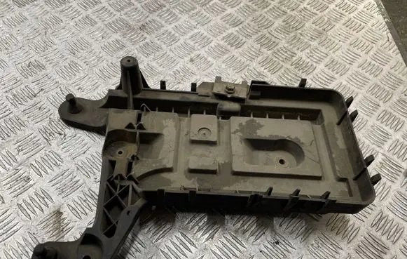 Volkswagen PASSAT B7 Battery tray 1K0915333C