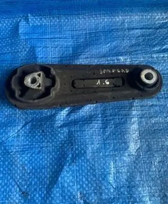 Dacia Sandero Engine mount bracket 8200575641