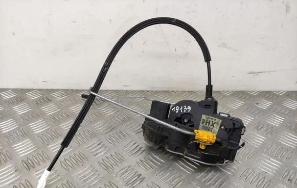 Opel Insignia A Front door lock 13579515