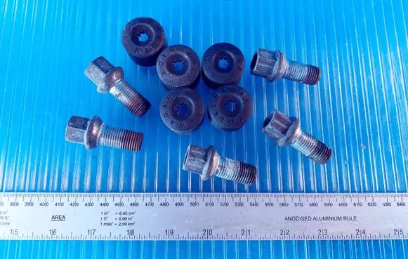 Volkswagen PASSAT B6 Anti-theft wheel nuts and lock 