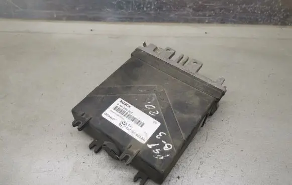 Volkswagen PASSAT B3 Engine control unit/module 0261200328 037906022ED