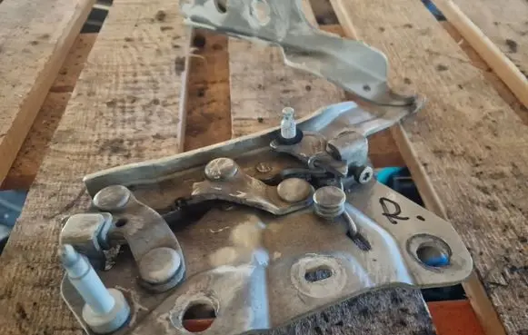 Engine bonnet/hood hinges