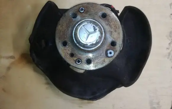Mercedes-Benz SL R107 Front wheel hub spindle knuckle 1073320402