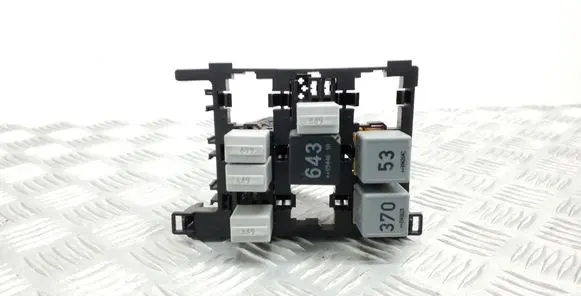 Volkswagen Tiguan Relay mounting block 1T1937503A