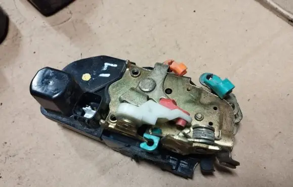 Chrysler Neon II Front door lock
