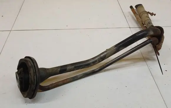 Mazda 3 I Fuel tank filler neck pipe 