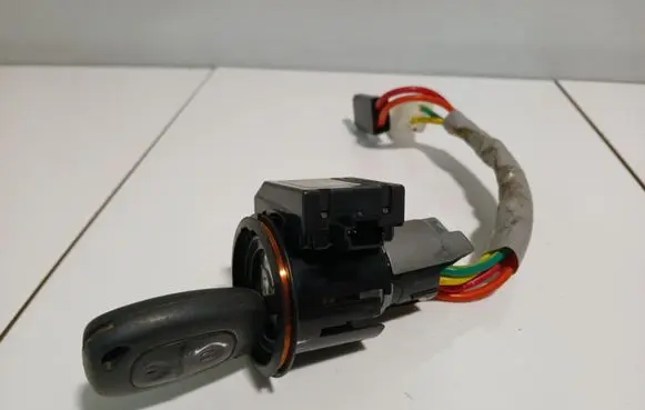 Opel Vivaro Ignition lock 8200826300