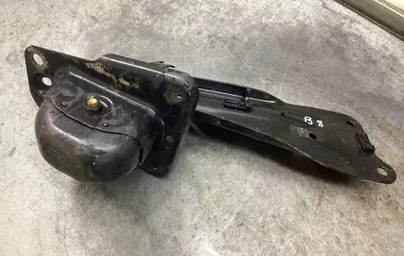 Volkswagen PASSAT B8 Rear upper control arm/wishbone 5Q0505225C
