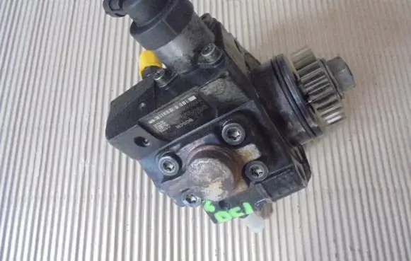Opel Vivaro Fuel injection high pressure pump 8200690744 0445010223