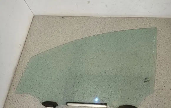 Toyota Corolla Verso AR10 Sliding door window/glass 