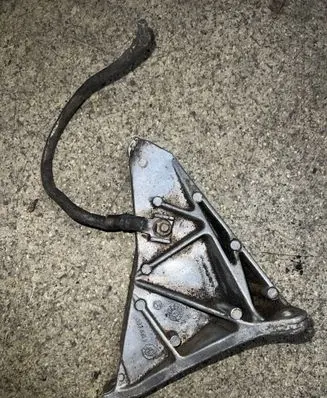 BMW 7 E32 Engine mounting bracket 1129806