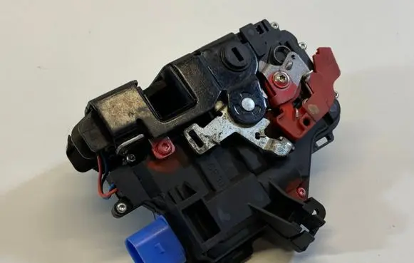 Volkswagen Golf V Rear door lock 7L0839015D