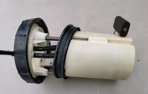 Toyota Avensis T250 Fuel level sensor 7701002040 636151