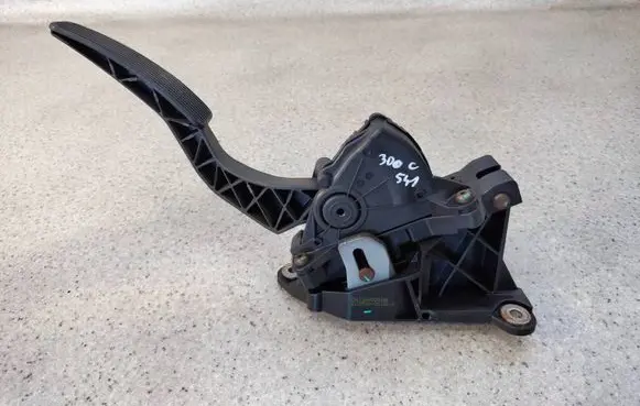 Accelerator throttle pedal
