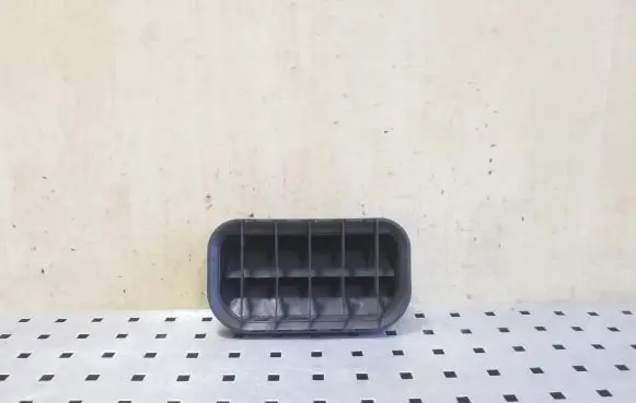 Quarter panel pressure vent