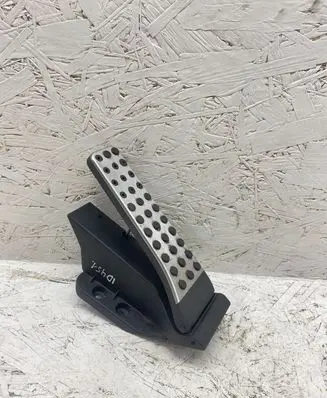 Mercedes-Benz C W204 Accelerator throttle pedal A2043000200