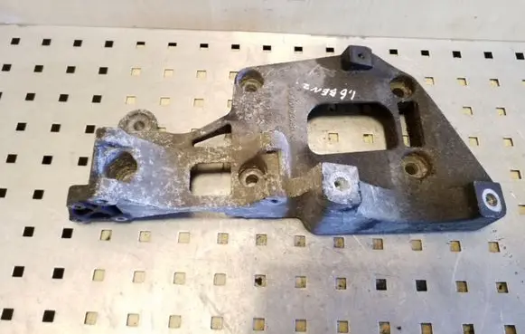 Volkswagen Touran I Generator/alternator bracket 06F903143B