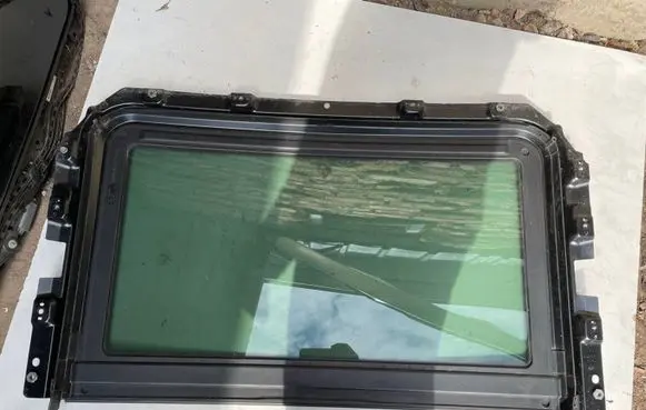 BMW 5 E60 E61 Sunroof glass 147258