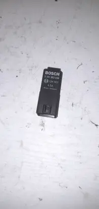 Volkswagen Touran I Glow plug pre-heat relay 038907281D 0281003038
