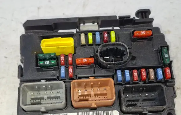 Peugeot 208 I Fuse module 9667199680