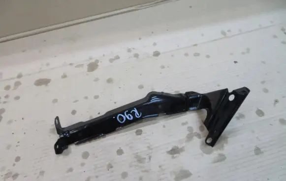Audi A4 S4 B8 8K Fender mounting bracket 8K0821135P
