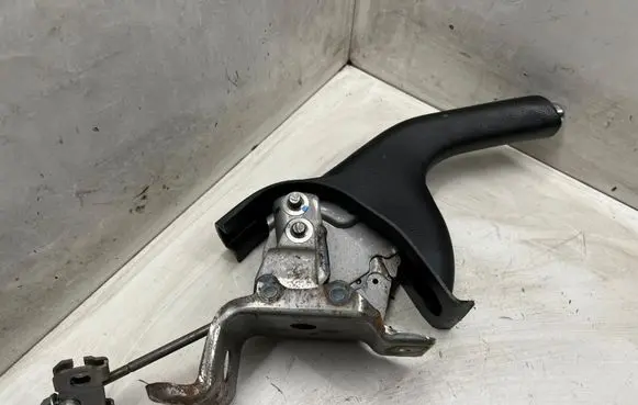 Suzuki Grand Vitara II Hand brake release handle 7HV