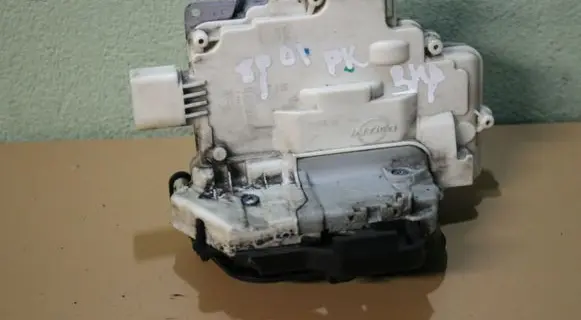 Audi A3 S3 8P Front door lock 4F2837015