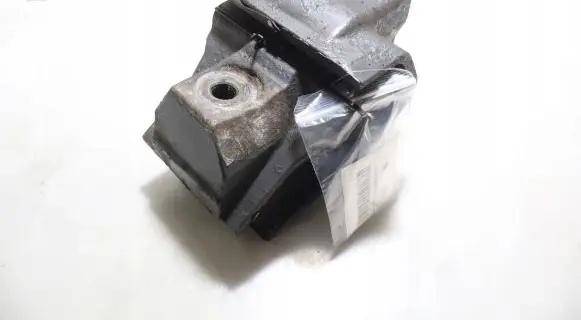Engine mount vacuum valve