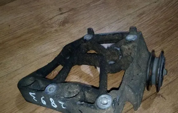Nissan Almera N16 Engine mounting bracket
