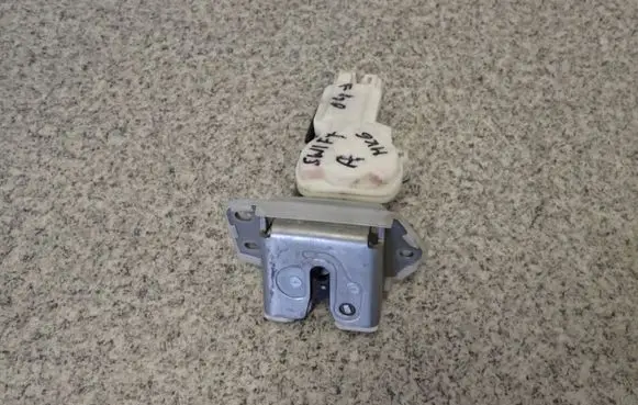Suzuki Swift I Tailgate/trunk/boot lock/catch/latch 