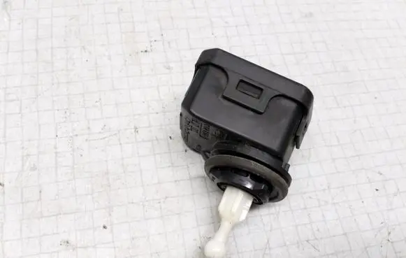 Volkswagen Golf IV Headlight level adjustment motor 1J0941295C 007878