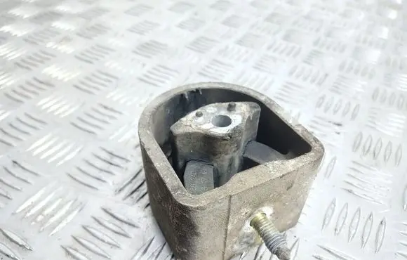 Mercedes-Benz A W168 Engine mount bracket