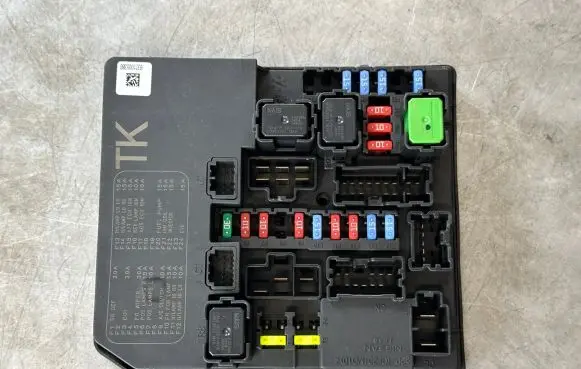 Nissan Juke I F15 Fuse module 284B71TX2B