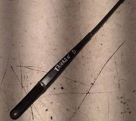 Front wiper blade arm