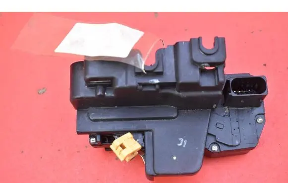 Chevrolet Captiva Front door lock 