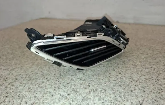 Hyundai i40 Dash center air vent grill 974103Z000