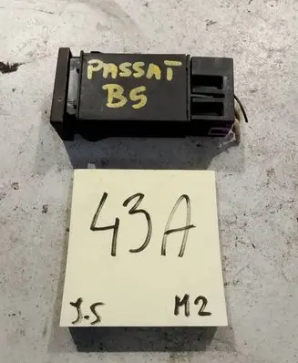 Volkswagen PASSAT B5 Windscreen/window heater switch 3B0959621B