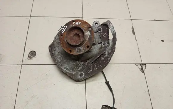 BMW 5 E39 Front wheel hub spindle knuckle