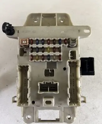 Toyota RAV 4 (XA20) Fuse module 1032 0665004650 8198050030