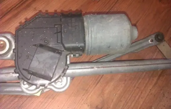 Ford Mondeo Mk III Wiper motor 0390241703